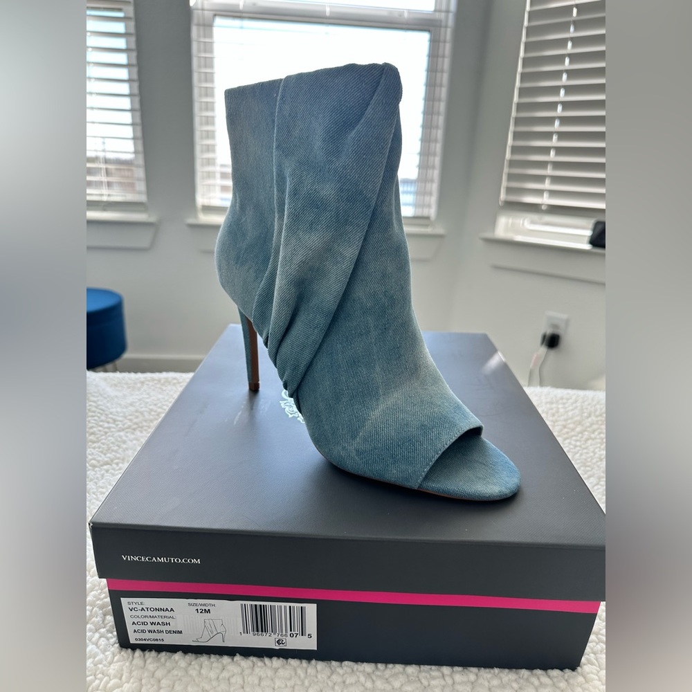 Brand new Vince Camuto Atonnaa size 12M color Acid Wash Denim.